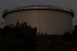 写真-7 夜間の計測状況(配水池全景)