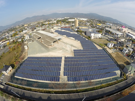 写真1 当社三田川PC工場敷地内に建設した出力1,000kW太陽光発電所の全景