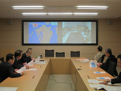 テレビ会議中の中央対策本部・現地対策本部会議(4月15日)